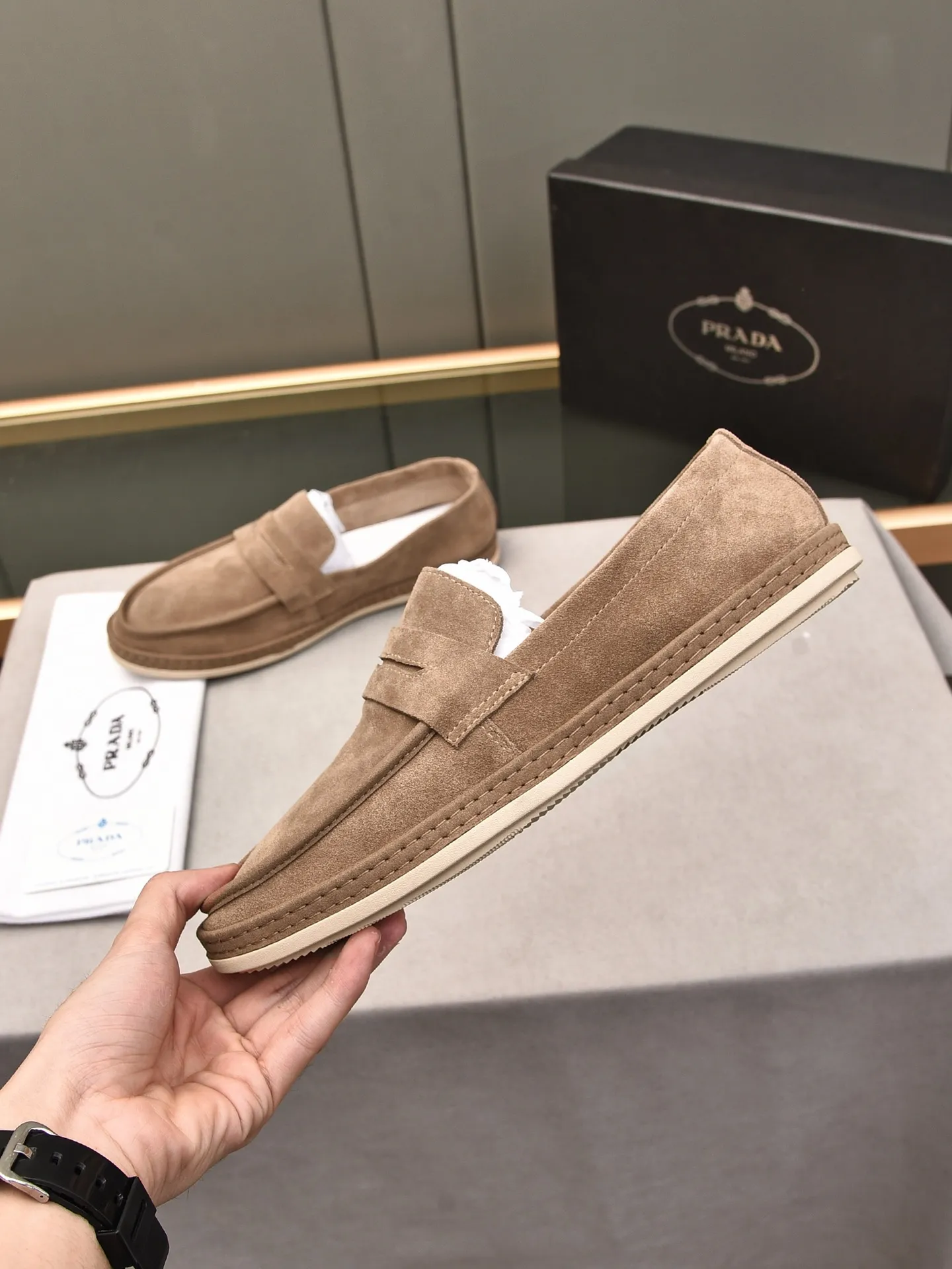 👟👟👟Men's Shoes💰P420 🆕🔥New Updates🔥👟PRADA (Prada) new products are released, imported soft cowhide, fashionable to allow air to penetrate the entire shoe, and the awesome shoes [strong] bring an extremely comfortable and breathable feeling! Beautiful inside and out! Exquisite workmanship, top-grade cowhide material, 😌Number: 38~44, black and white color options.